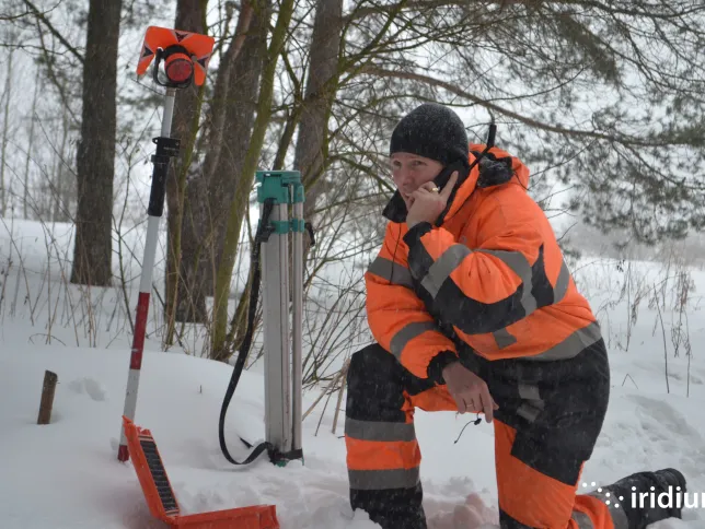 A first responder uses Iridium 9555 in the snow