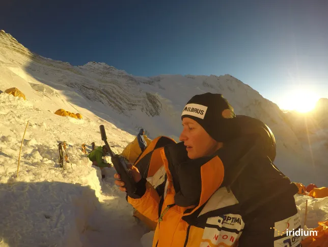 A person uses Iridium Extreme in snowy conditions