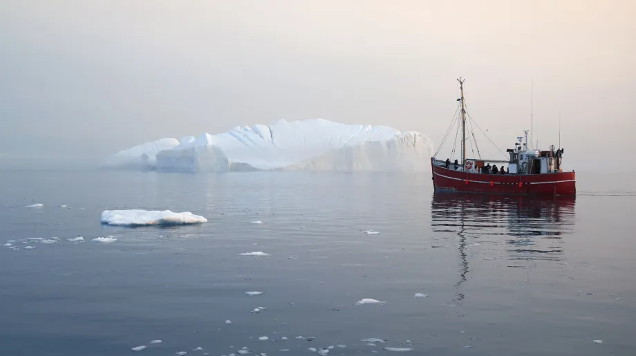 IMG_Maritime_Scientific Vessel_Shutterstock_292134422_L_041119