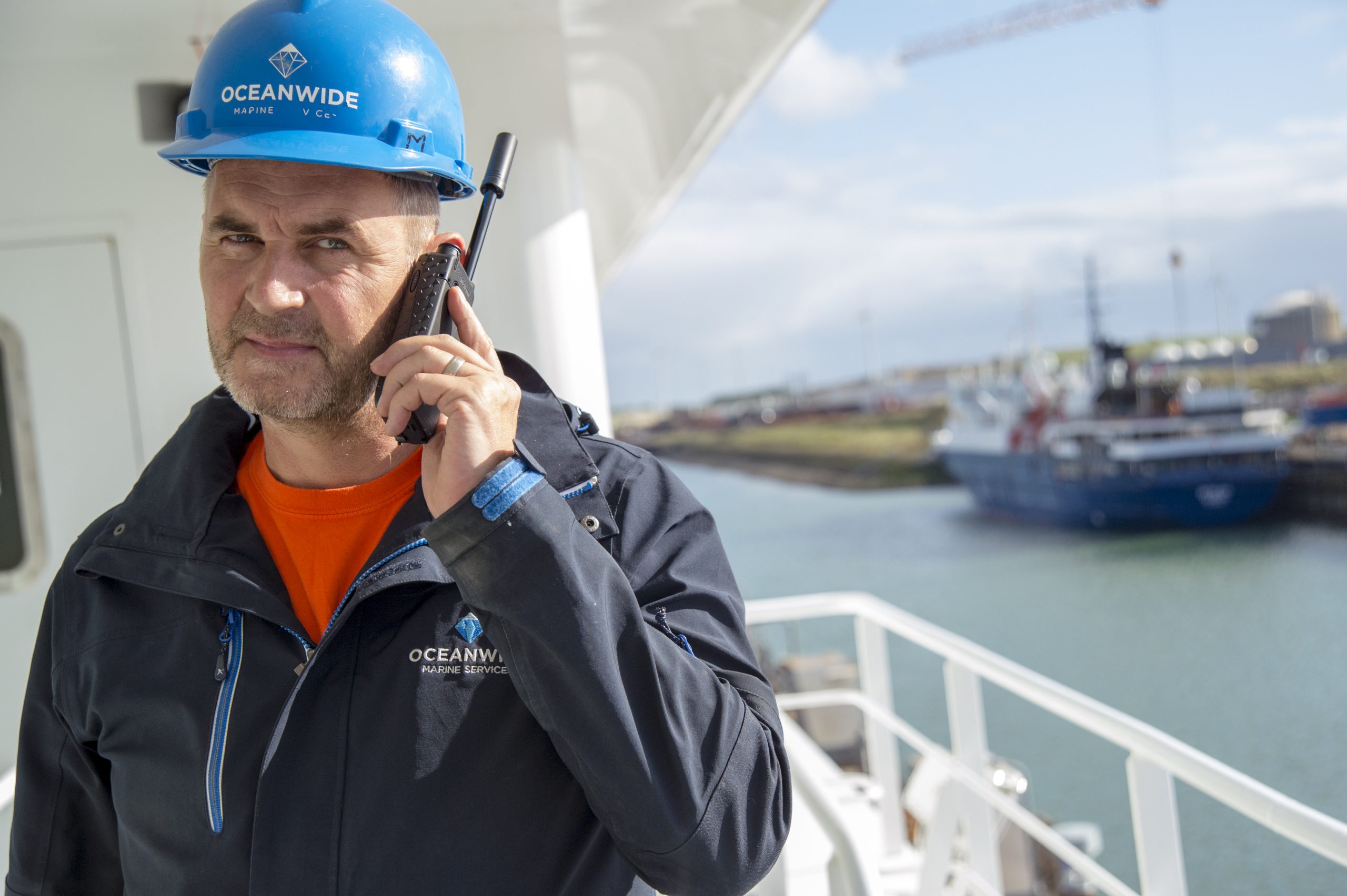 Man using Iridium Extreme on a ship leaving for an expedition